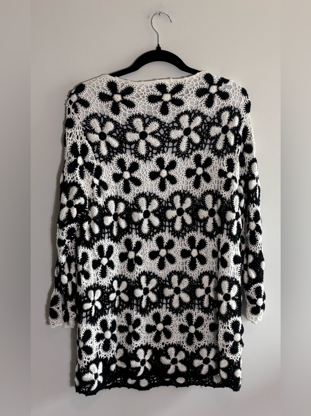 TanJay Floral Crochet Sweater Tunic – Black & White Daisy Pattern | Size Large - Picture 2 of 5